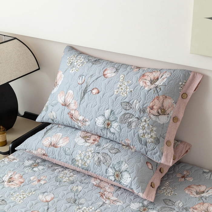 91家纺网 家纺一手货源 找家纺 优乐家纺 2025新款纯棉印花夹棉枕套系列-纽扣款 蔚然花