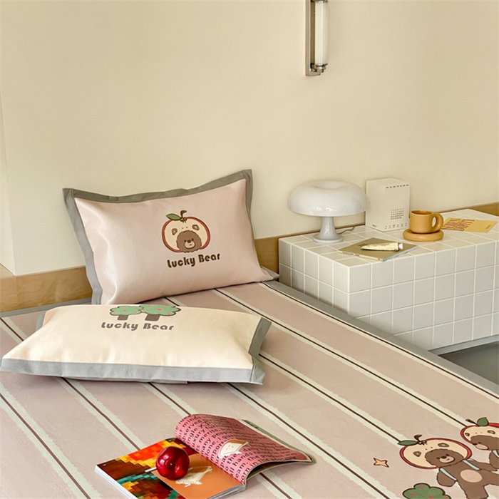 91家纺网 家纺一手货源 找家纺 圆岛家纺 2024新款900D卡通冰丝养生席 苹果熊