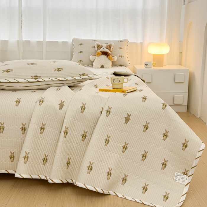 91家纺网 家纺一手货源 找家纺 金丝鸟家纺 2024新款双面全棉夹棉床盖 跳跳兔