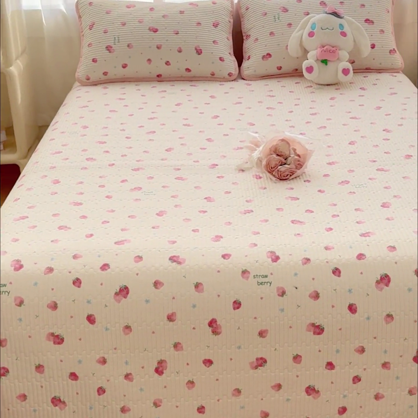 91家纺网 家纺一手货源 找家纺 金丝鸟家纺 2024新款双面全棉夹棉床盖 清新小草莓