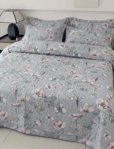 91家纺网 家纺一手货源 找家纺 优乐家纺 2025新款全棉斜纹13376宽边枕套床盖三件套 蔚然花