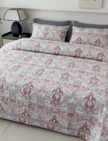 91家纺网 家纺一手货源 找家纺 优乐家纺 2025新款纯棉印花夹棉系列床盖三件套-纽扣款 普卡拉-红