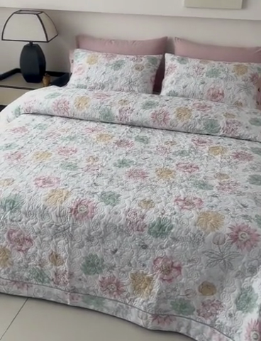 91家纺网 家纺一手货源 找家纺 （总）优乐家纺 2025新款纯棉印花夹棉系列床盖三件套-纽扣款