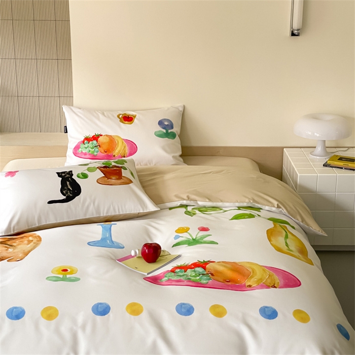 91家纺网 家纺一手货源 找家纺 （总）圆岛家纺 2024新款原创手绘系列100s 全棉数码印花四件套-猫猫vlog