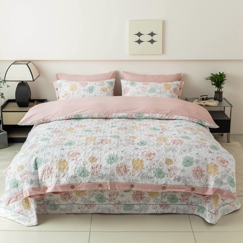 91家纺网 家纺一手货源 找家纺 优乐家纺 2023新款双面全棉斜纹绗绣床盖唐顿系列三件套 唐顿-情迷白