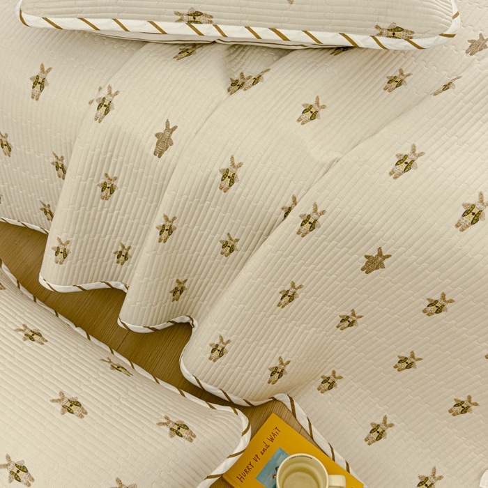 91家纺网 家纺一手货源 找家纺 金丝鸟家纺 2024新款双面全棉夹棉床盖 跳跳兔