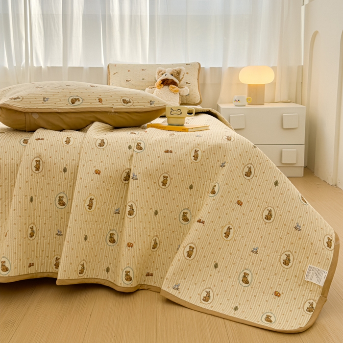 91家纺网 家纺一手货源 找家纺 金丝鸟家纺 2024新款双面全棉夹棉床盖 美美熊