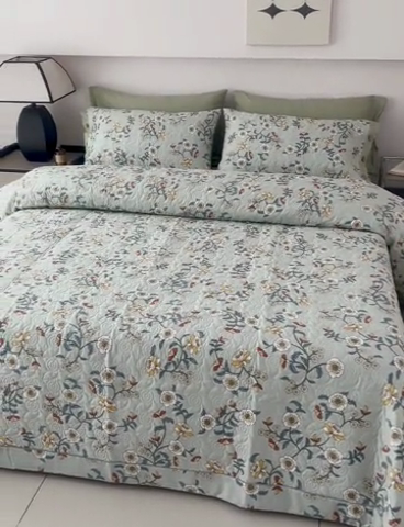 91家纺网 家纺一手货源 找家纺 优乐家纺 2025新款纯棉印花夹棉系列床盖三件套-纽扣款 朵唯