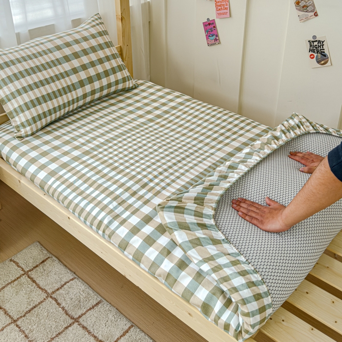 91家纺网 家纺一手货源 找家纺 金丝鸟家纺 2024新款学生款A类老粗布床笠 绿小格