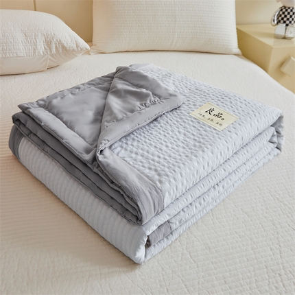 91家纺网 家纺一手货源 找家纺 换种生活 2024新款良品款泡泡棉夏被 绅士灰
