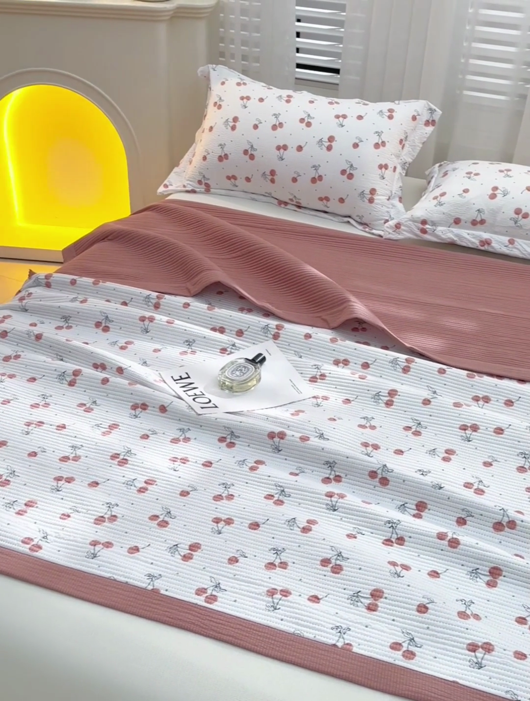 91家纺网 家纺一手货源 找家纺 圣楚家纺 2024新款A类泡泡棉夹棉床盖樱樱细语