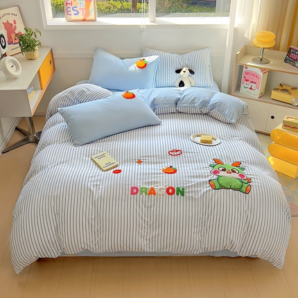 91家纺网 家纺一手货源 找家纺 易辰美 2024新款条纹水洗棉毛巾绣龙年限定四件套（专版） 龍龍吉祥-蓝条