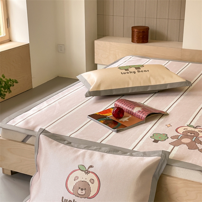 91家纺网 家纺一手货源 找家纺 圆岛家纺 2024新款900D卡通冰丝养生席 苹果熊