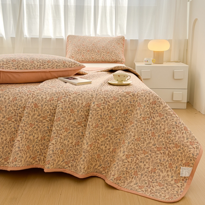 91家纺网 家纺一手货源 找家纺 金丝鸟家纺 2024新款双面全棉夹棉床盖 粉色花纹