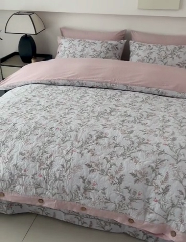 91家纺网 家纺一手货源 找家纺 优乐家纺 2025新款纯棉印花夹棉系列四件套-纽扣款 清婉