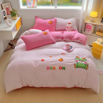 91家纺网 家纺一手货源 找家纺 易辰美 2024新款条纹水洗棉毛巾绣龙年限定四件套（专版） 龍龍吉祥-玫条