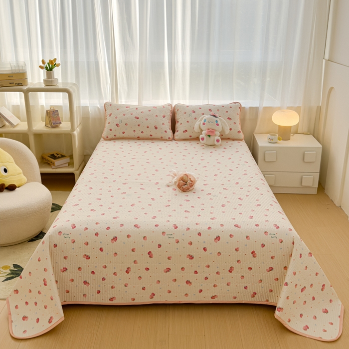 91家纺网 家纺一手货源 找家纺 金丝鸟家纺 2024新款双面全棉夹棉床盖 清新小草莓