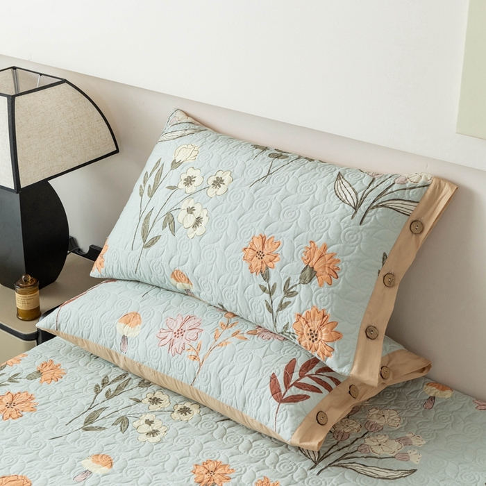 91家纺网 家纺一手货源 找家纺 优乐家纺 2025新款纯棉印花夹棉枕套系列-纽扣款 南薇-兰