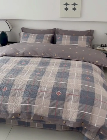 91家纺网 家纺一手货源 找家纺 优乐家纺 2025新款纯棉印花夹棉系列四件套-纽扣款 博尔-咖