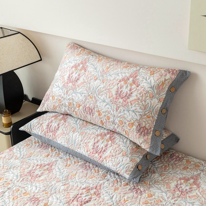 91家纺网 家纺一手货源 找家纺 优乐家纺 2025新款纯棉印花夹棉枕套系列-纽扣款 普卡拉-红