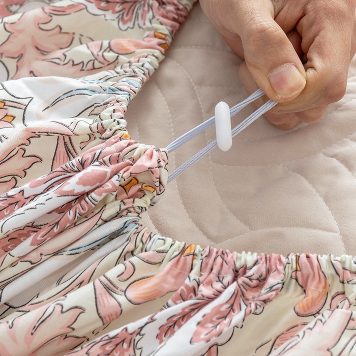 91家纺网 家纺一手货源 找家纺 优乐家纺 2025新款纯棉印花夹棉床笠三件套系列-纽扣款 普卡拉-红