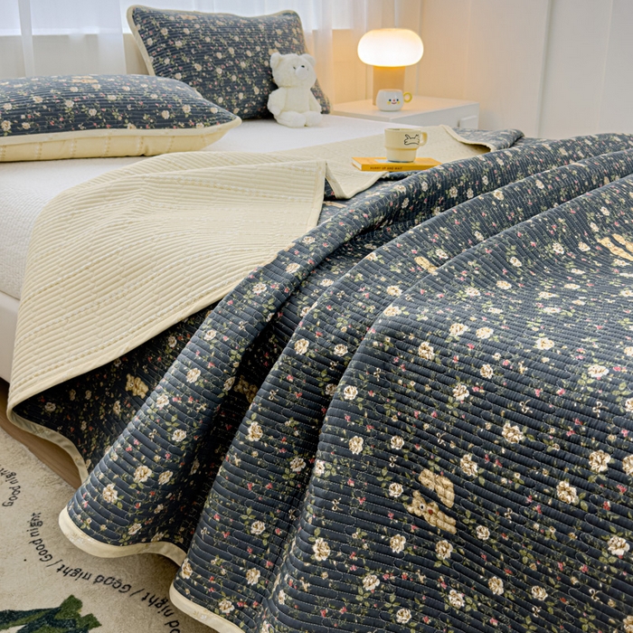 91家纺网 家纺一手货源 找家纺 金丝鸟家纺 2024新款双面全棉夹棉床盖 蔷薇布偶熊