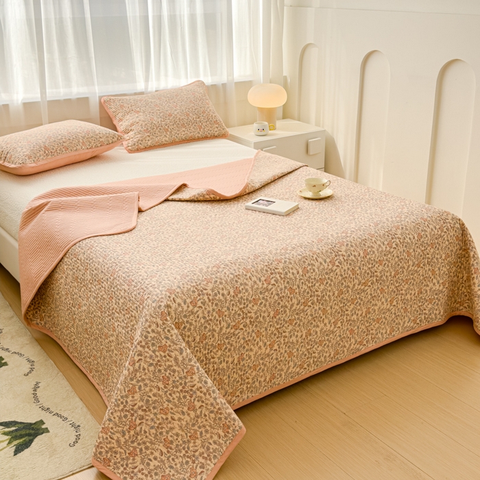 91家纺网 家纺一手货源 找家纺 金丝鸟家纺 2024新款双面全棉夹棉床盖 粉色花纹