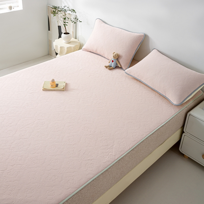 91家纺网 家纺一手货源 找家纺 卡琪曼 新款冷酷熊瓜瓜冰皮空气层冰皮席 冰皮提花草莓粉