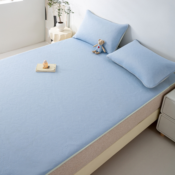 91家纺网 家纺一手货源 找家纺 卡琪曼 新款冷酷熊瓜瓜冰皮空气层冰皮席 冰皮提花天空蓝