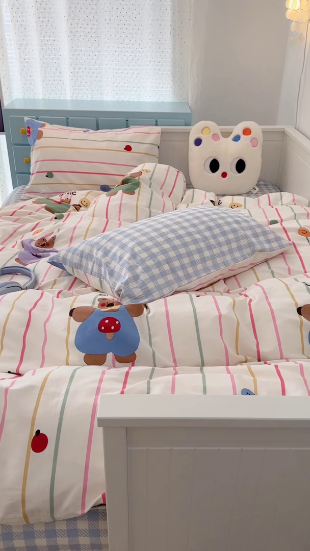 91家纺网 家纺一手货源 找家纺 昔可 新款多巴胺卡通简约风可爱亲肤四件套 彩条憨憨熊