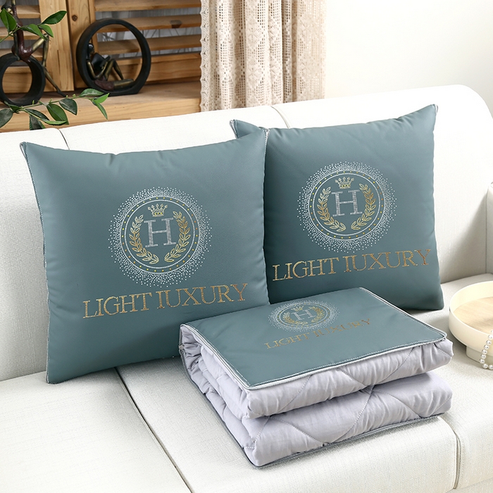 91家纺网 家纺一手货源 找家纺 伊可爱 2024新款轻奢仿皮人造皮革水洗棉多针抱枕被 名爵 雾蓝