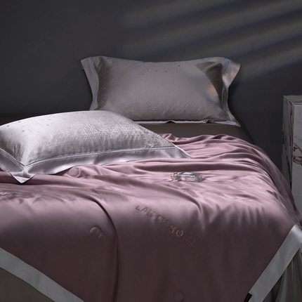 91家纺网 家纺一手货源 找家纺 （总）朴罗 （ 原岚图） 2024新款金蚕乳丝大宽边拼角单夏被