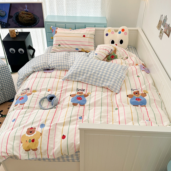 91家纺网 家纺一手货源 找家纺 昔可 新款多巴胺卡通简约风可爱亲肤四件套 彩条憨憨熊