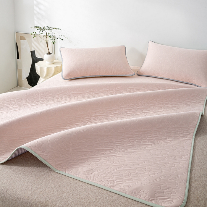 91家纺网 家纺一手货源 找家纺 卡琪曼 新款冷酷熊瓜瓜冰皮空气层冰皮席 冰皮提花草莓粉