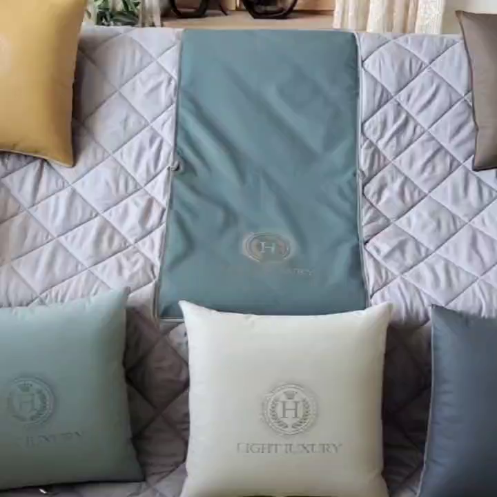 91家纺网 家纺一手货源 找家纺 伊可爱 2024新款轻奢仿皮人造皮革水洗棉多针抱枕被 名爵 雾蓝