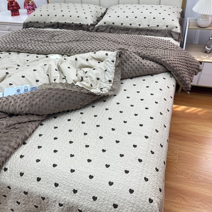 91家纺网 家纺一手货源 找家纺 暖居 2024新款豆豆被四件套春秋单件豆豆绒被芯被褥可机洗爱心咖