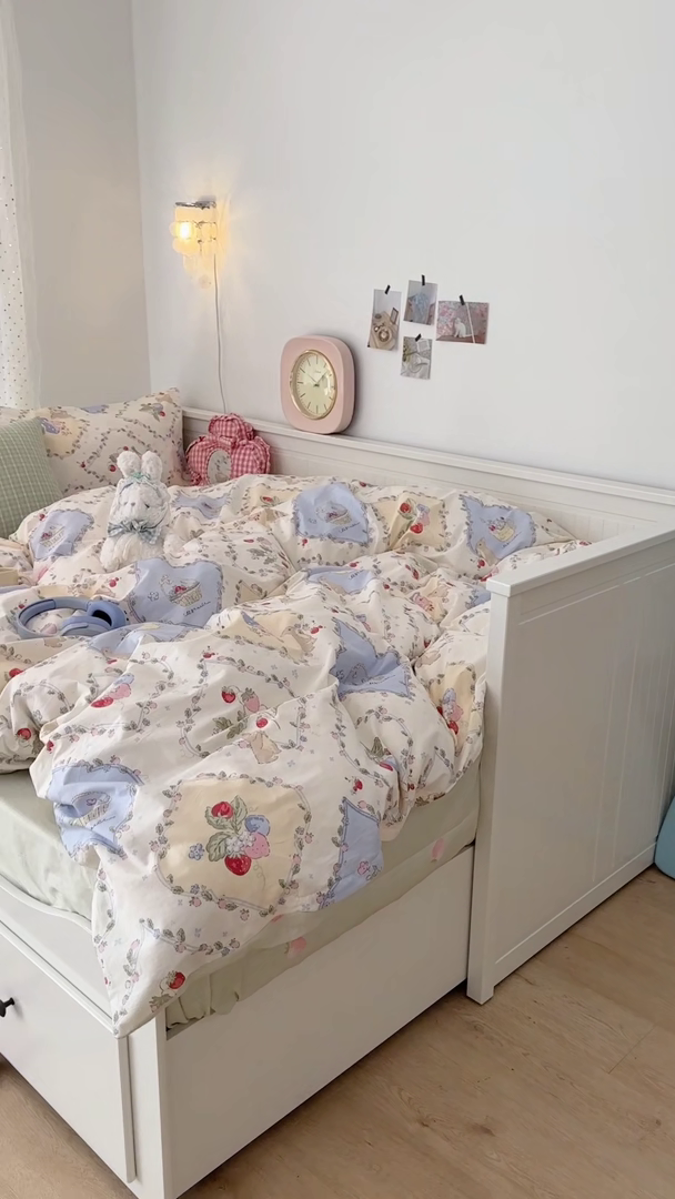 91家纺网 家纺一手货源 找家纺 昔可 新款多巴胺卡通简约风可爱亲肤四件套 菱格莓莓兔