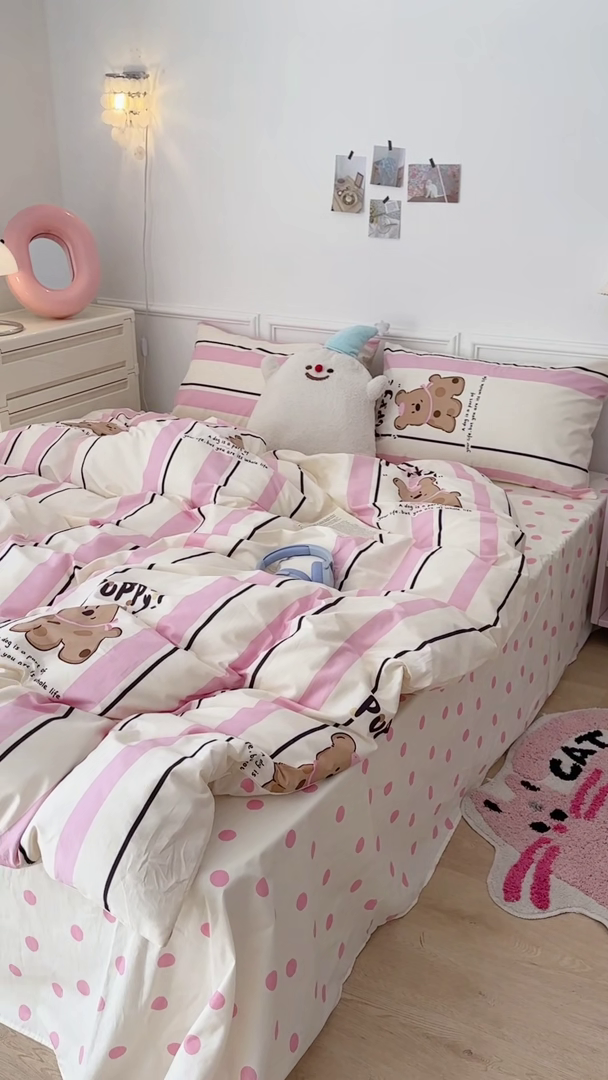 91家纺网 家纺一手货源 找家纺 昔可 新款多巴胺卡通简约风可爱亲肤四件套 粉竖条小棕狗