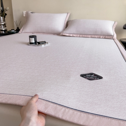 91家纺网 家纺一手货源 找家纺 印季 2024新款凉感系列-丝滑凉感丝软席 肌理纹-粉色