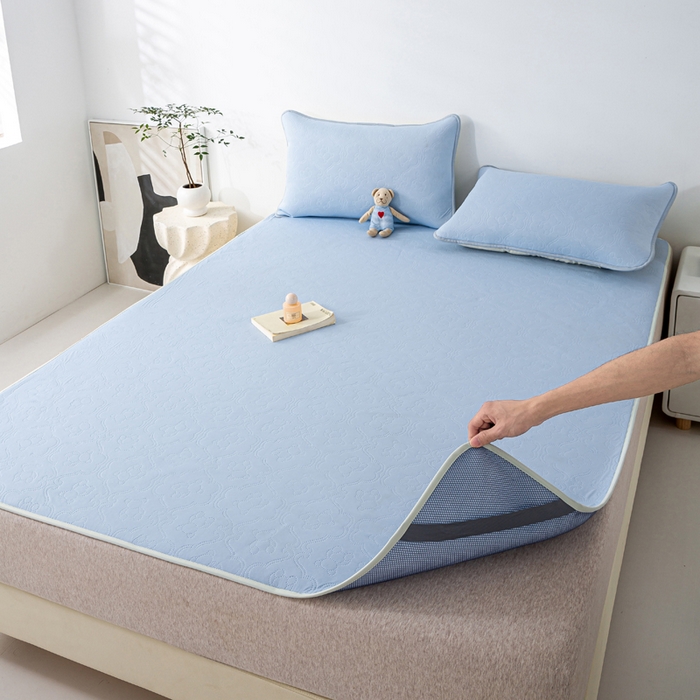 91家纺网 家纺一手货源 找家纺 卡琪曼 新款冷酷熊瓜瓜冰皮空气层冰皮席 冰皮提花天空蓝