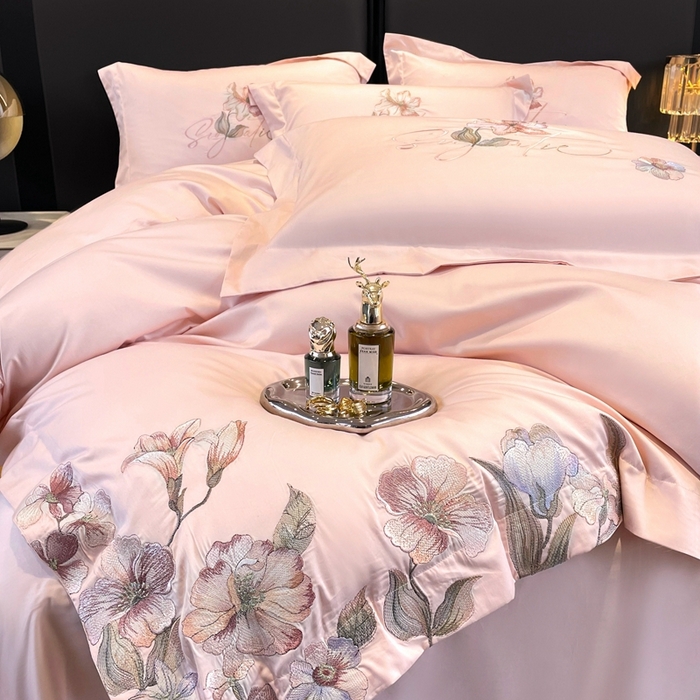 91家纺网 家纺一手货源 找家纺 红番天家居 2025新款全棉贡缎刺绣四件套-繁花系列 初恋粉