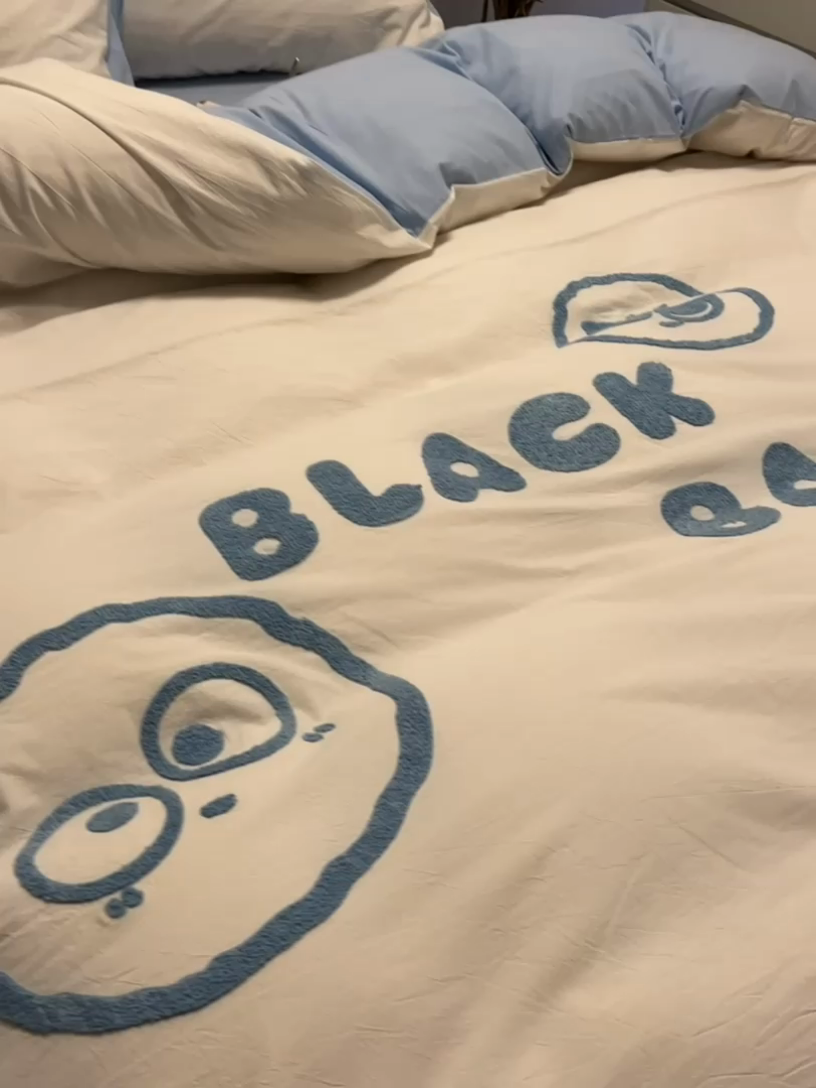 91家纺网 家纺一手货源 找家纺 眠帛家居 2024新款水洗棉毛巾绣四件套-煤球系列 天空蓝