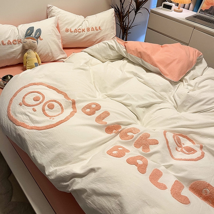 91家纺网 家纺一手货源 找家纺 眠帛家居 2024新款水洗棉毛巾绣四件套-煤球系列 奶油粉