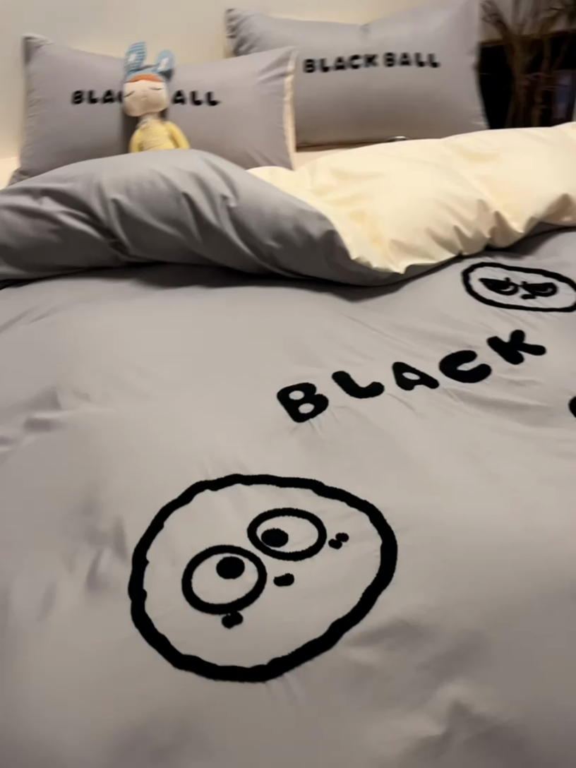 91家纺网 家纺一手货源 找家纺 眠帛家居 2024新款水洗棉毛巾绣四件套-煤球系列 浅灰-奶黄