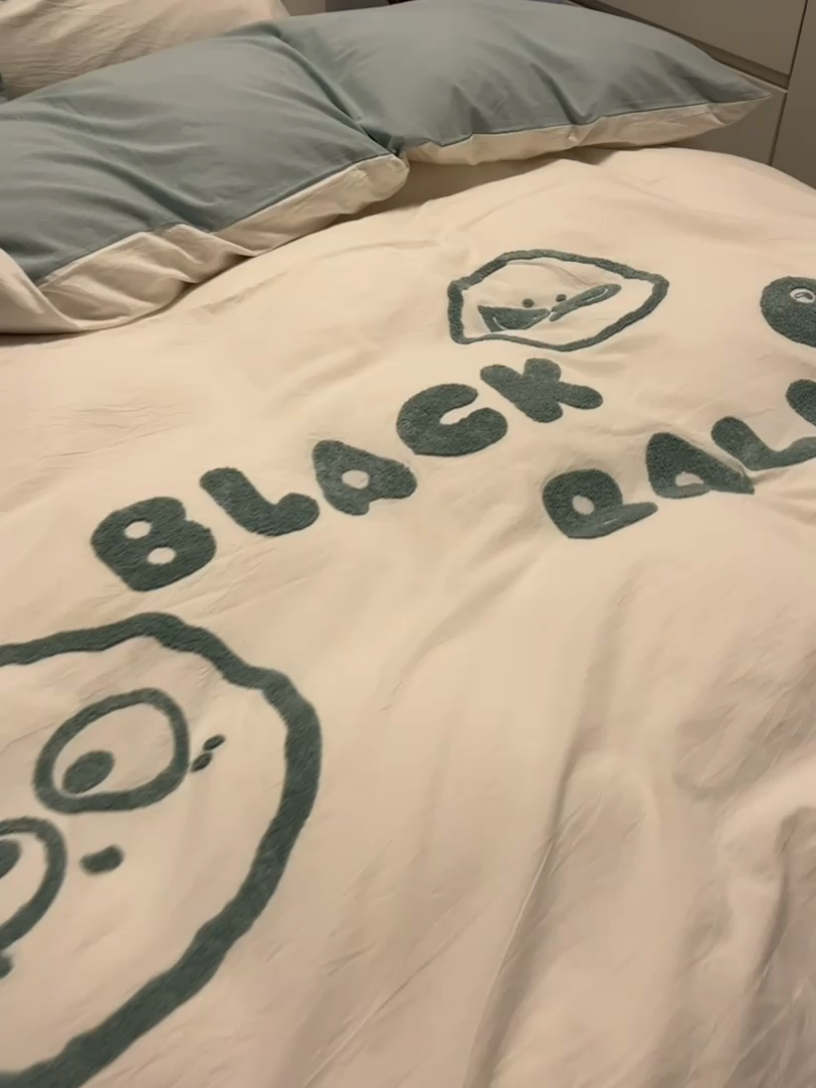 91家纺网 家纺一手货源 找家纺 眠帛家居 2024新款水洗棉毛巾绣四件套-煤球系列 繁星蓝