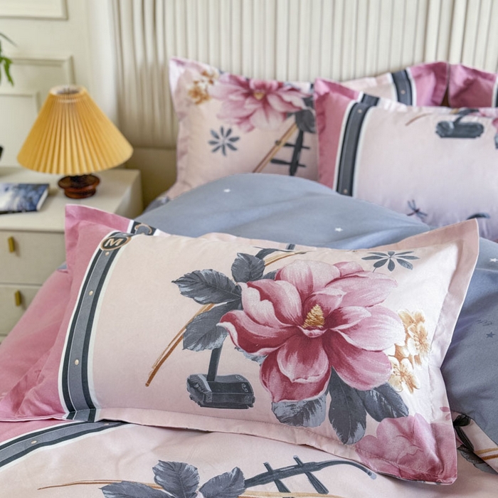 91家纺网 家纺一手货源 找家纺 优尚家纺 2025新款亲肤磨毛新国风大版系列四件套 红胡清颜