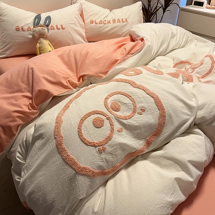 91家纺网 家纺一手货源 找家纺 眠帛家居 2024新款水洗棉毛巾绣四件套-煤球系列 奶油粉