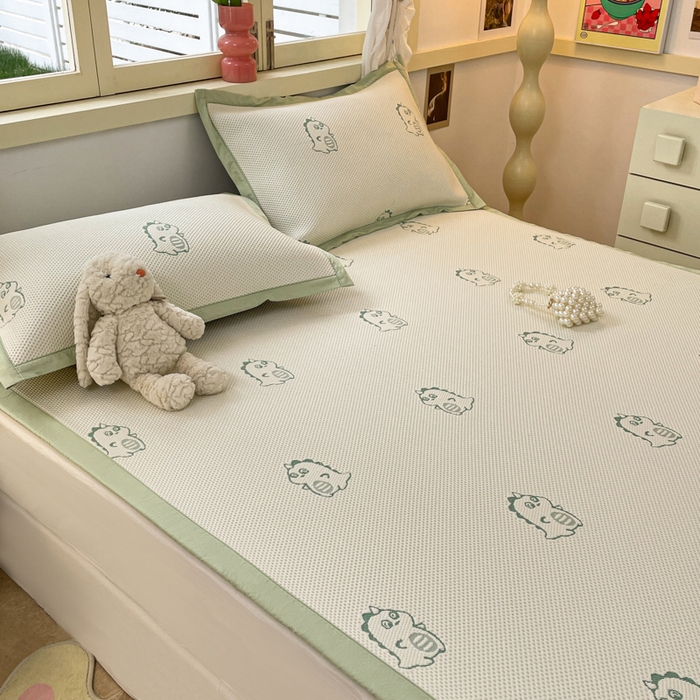 91家纺网 家纺一手货源 找家纺 慕澄 2024新款A类PE提花凉感豆豆复合款凉席 提花豆豆-小恐龙绿