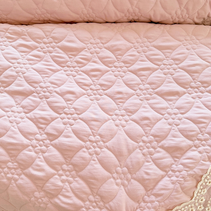 91家纺网 家纺一手货源 找家纺 罗艺轩 2024新款公主风水洗棉全夹棉床盖款三件套-盛宴 盛宴-少女粉