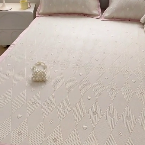 91家纺网 家纺一手货源 找家纺 慕澄 2024新款A类PE提花凉感豆豆复合款凉席 提花豆豆-菱格粉